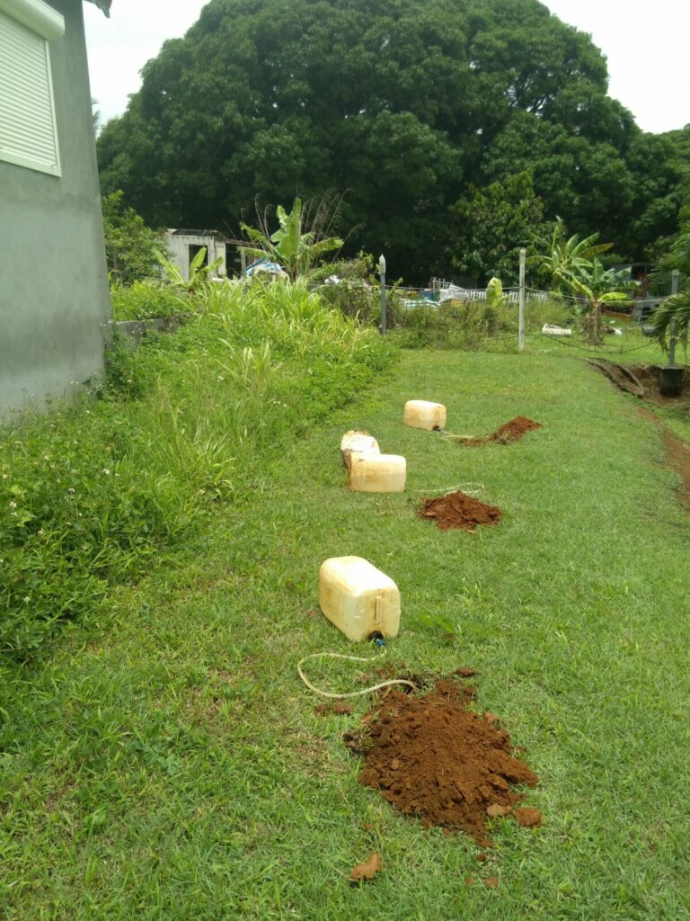 Réalisation de plusieurs tests de perméabilité sur une parcelle pour une étude ANC en Guadeloupe