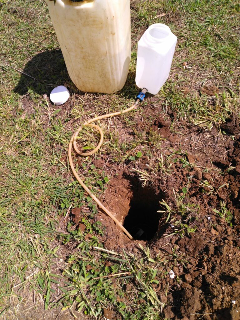 Test de Porchet pour mesurer la perméabilité du sol lors d’une étude ANC en Guadeloupe